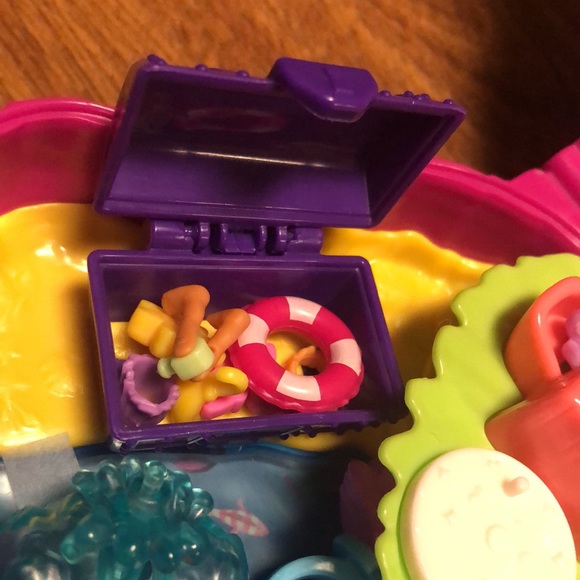 Pink Flamingo 🦩 Polly Pockets Beach Set with Tons of accessories - Picture 10 of 17